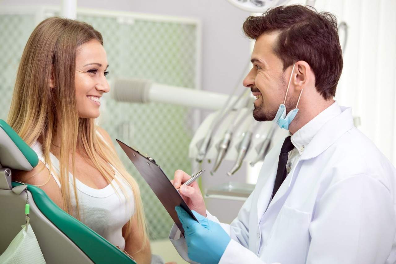 Cómo cepillarse los implantes dentales según los profesionales ¿se tienen caries con implantes?