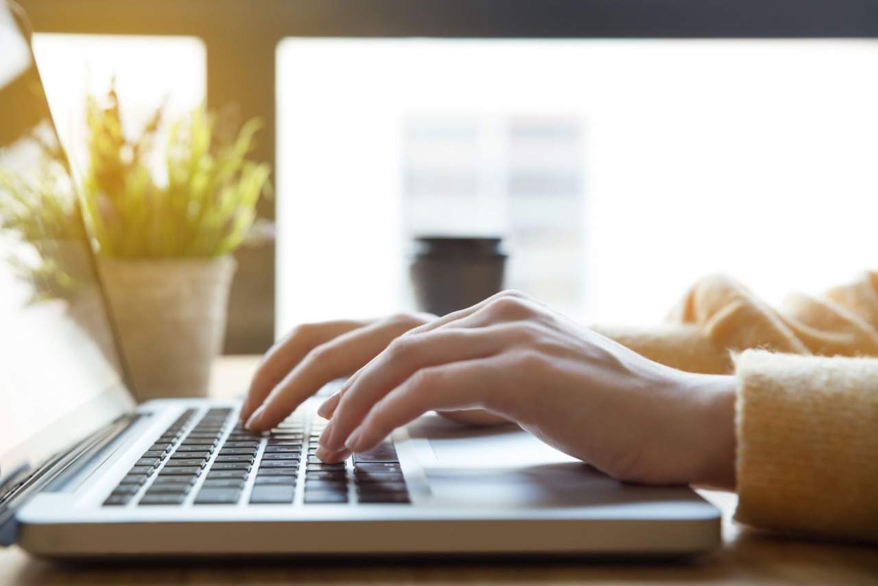 Comparativa entre la formación online para oposiciones y presencial por esmiclase.es