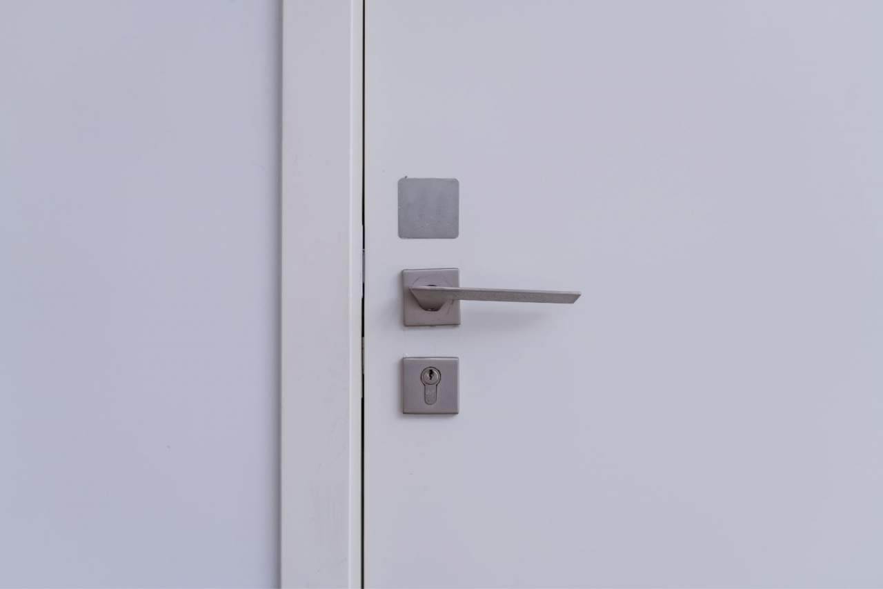 Multiservicios Dorcas ofrece su puerta acorazada Kiuso Granada
