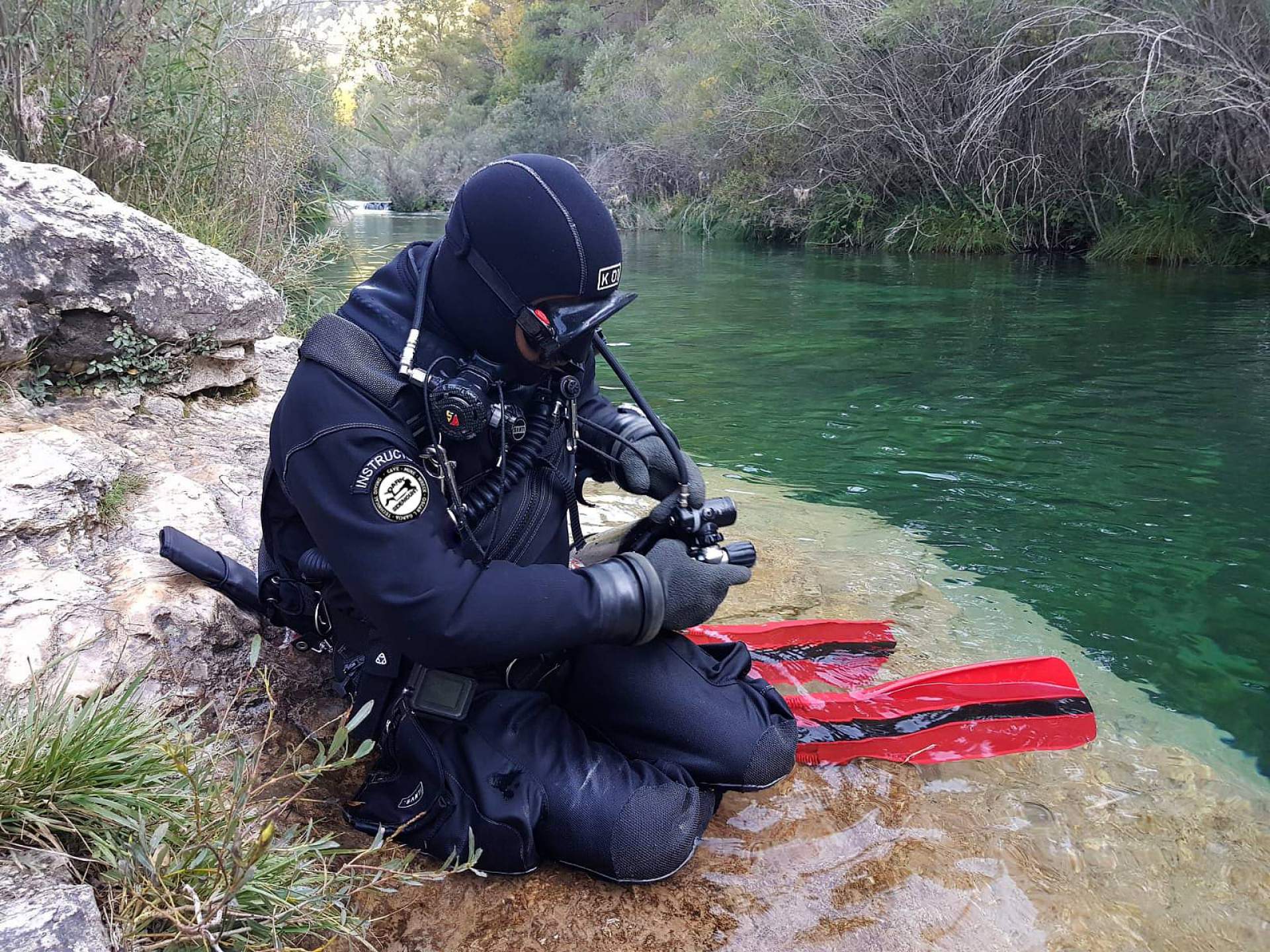 Dark Sidemount ofrece la experiencia de practicar buceo en cuevas