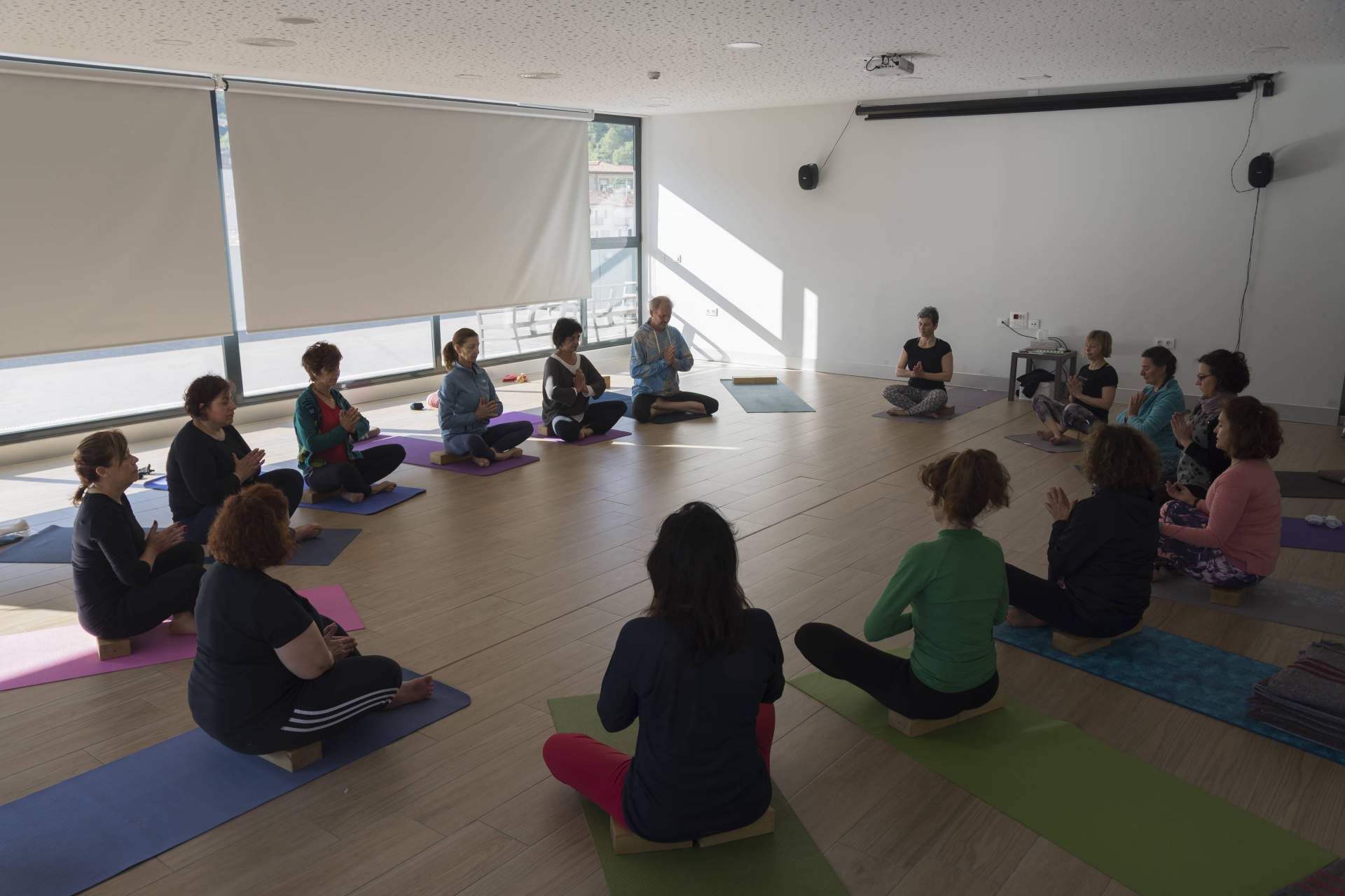 El centro Yoga Albahaca imparte clases para mejorar el estado físico