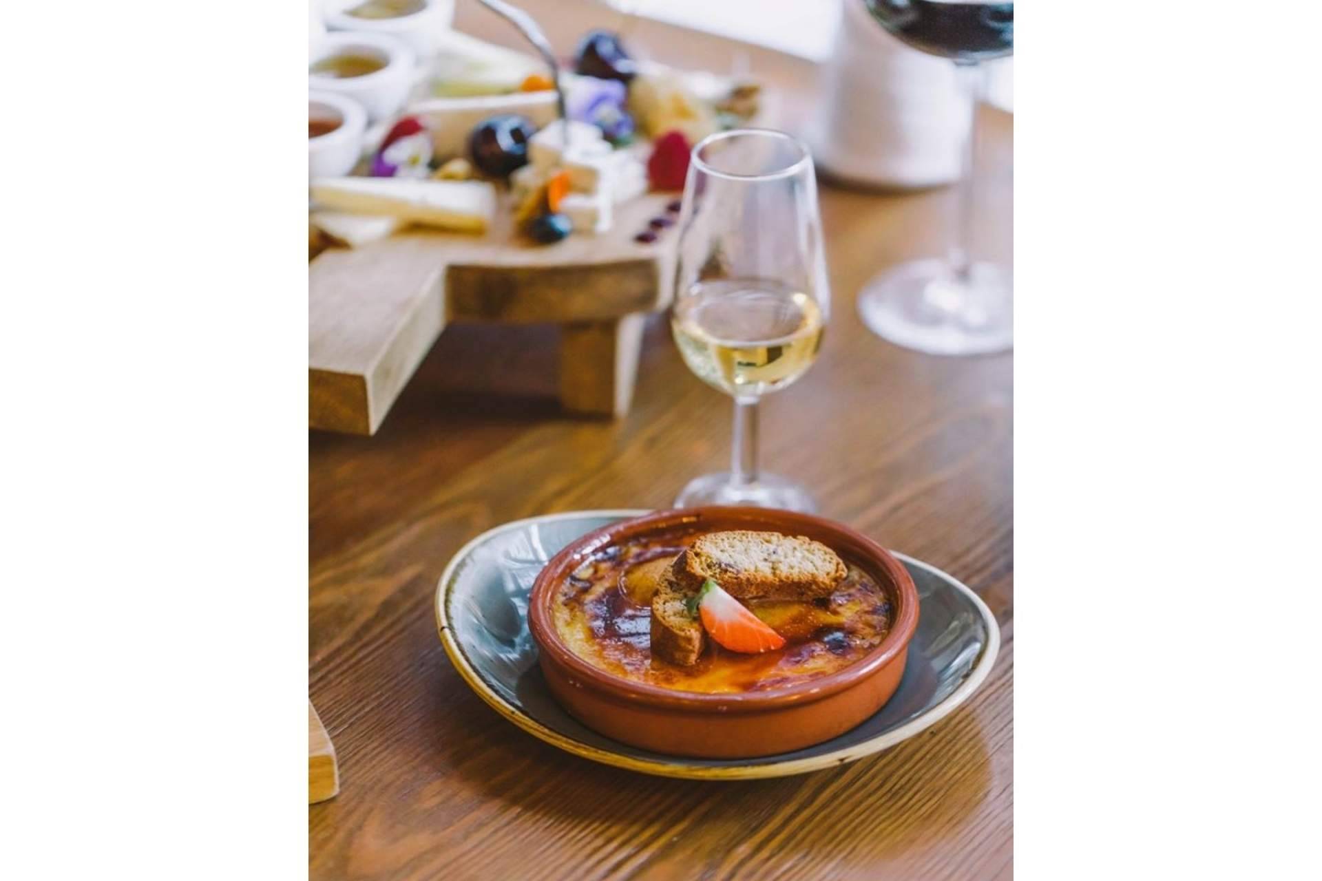 El lugar ideal para disfrutar de una velada especial degustando un menú romántico: Vic Brasería