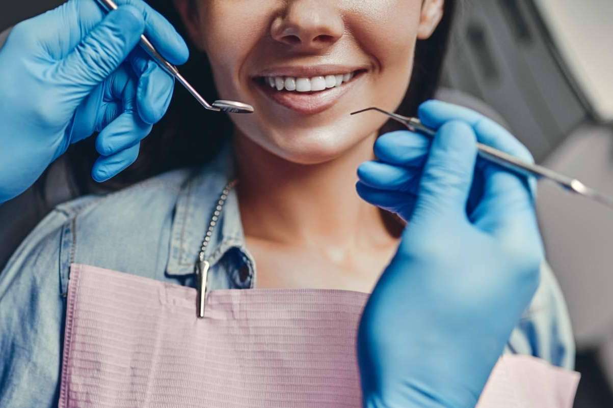 Los mejores cuidados para implantes dentales, según la Clínica Dental Helident