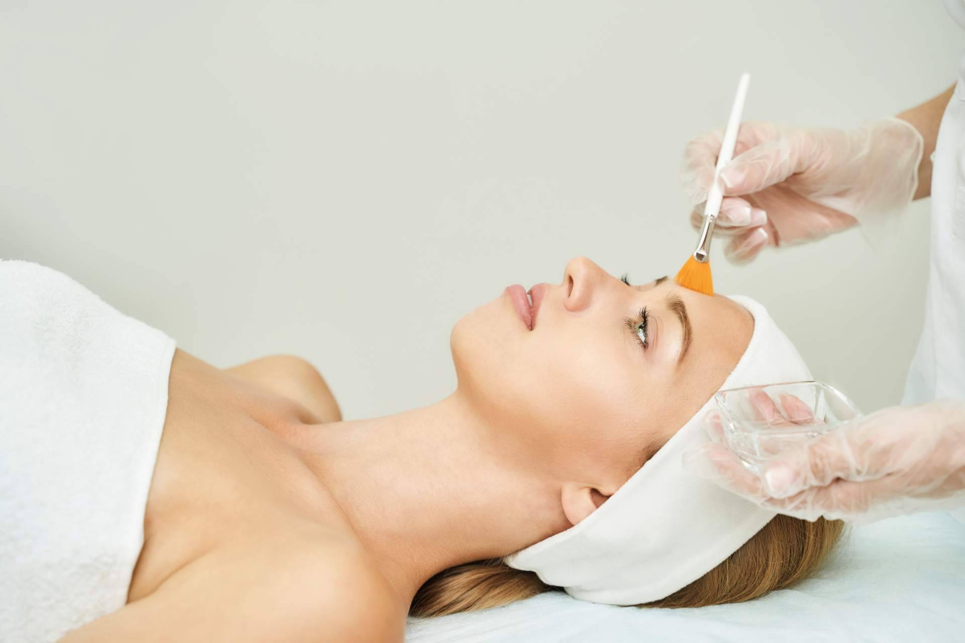 El peeling hidratante intensivo de ABB Medicina Estética se alza como una de las mejores soluciones a la deshidratación de la piel en verano
