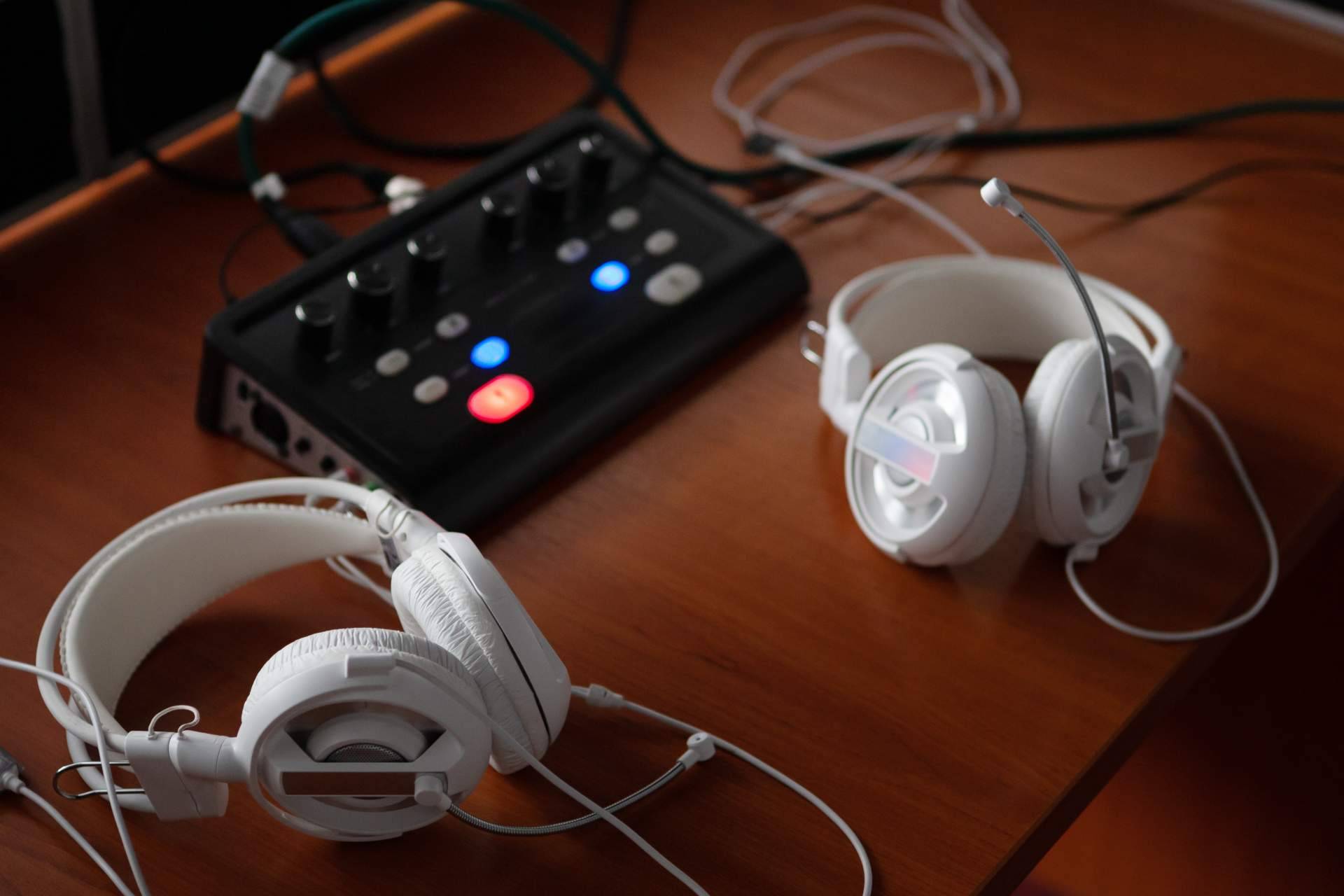 Traductor.one ofrece un traductor de voz con auriculares, una de las mejores herramientas para entender otros idiomas