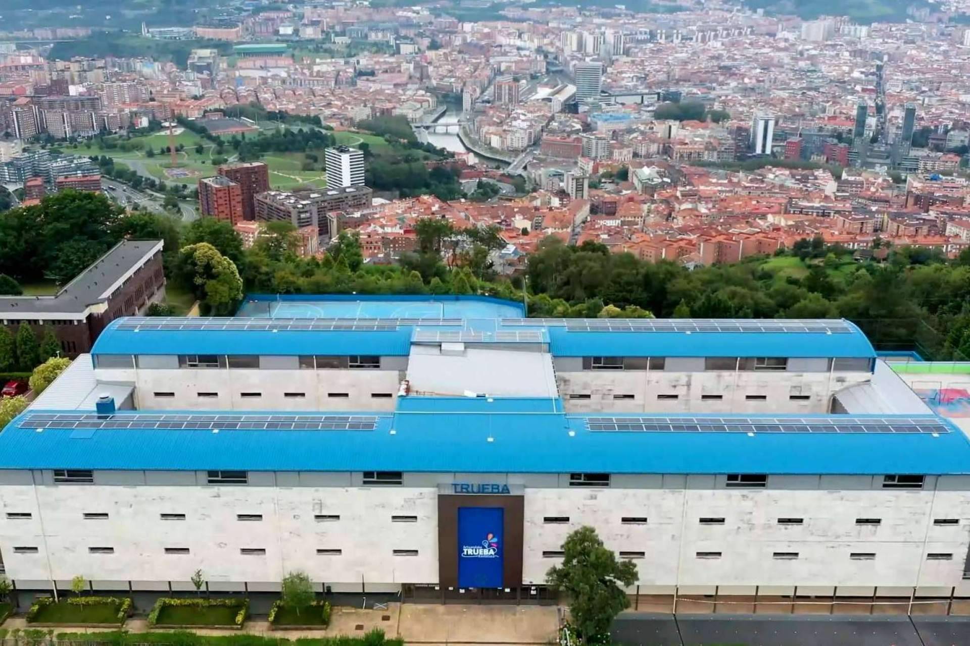 La compañía GREENKw ha realizado la mayor instalación de autoconsumo solar de un centro educativo en Bilbao