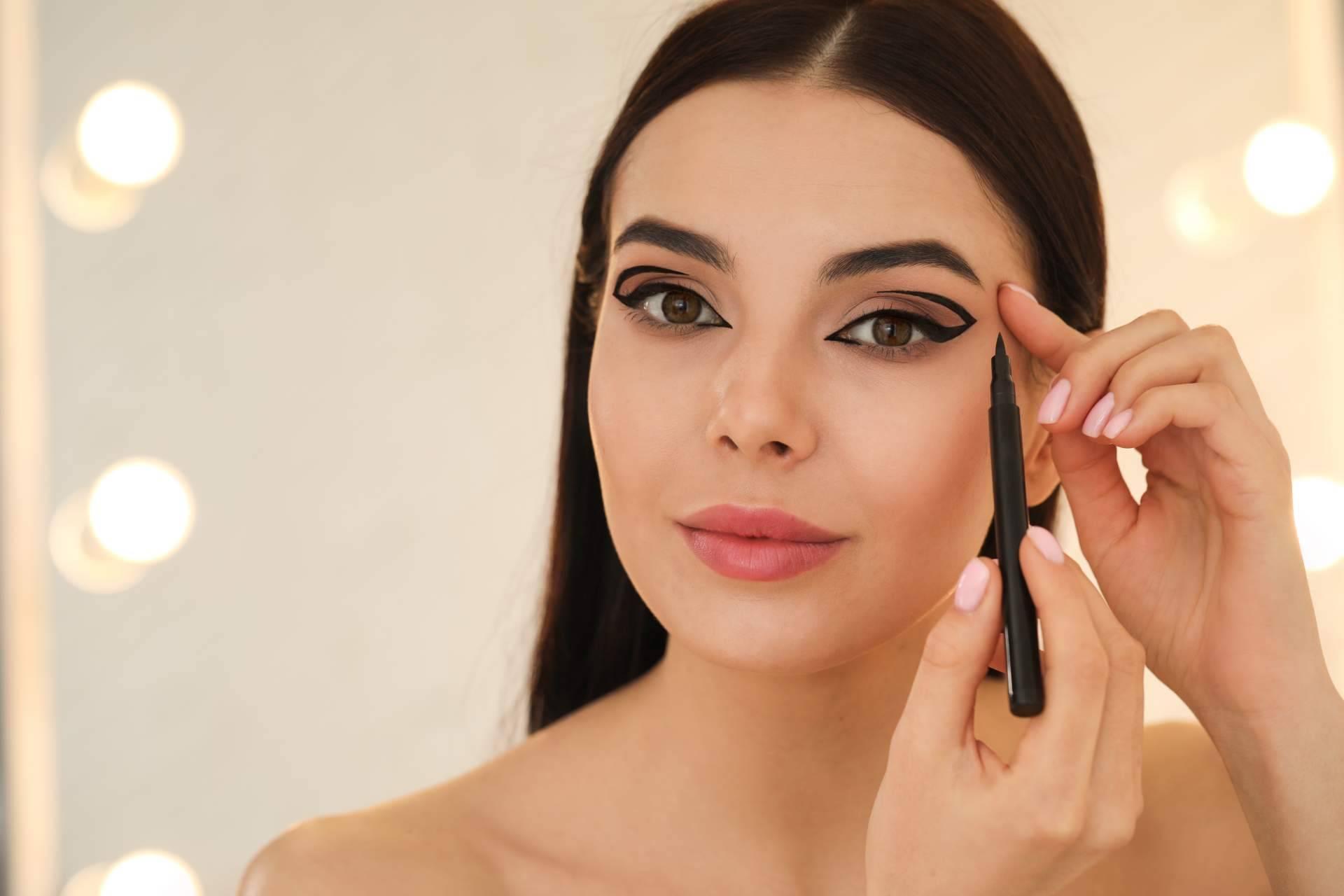 Las nuevas tendencias de maquillaje con eyeliner y rubor: A de Ahorro