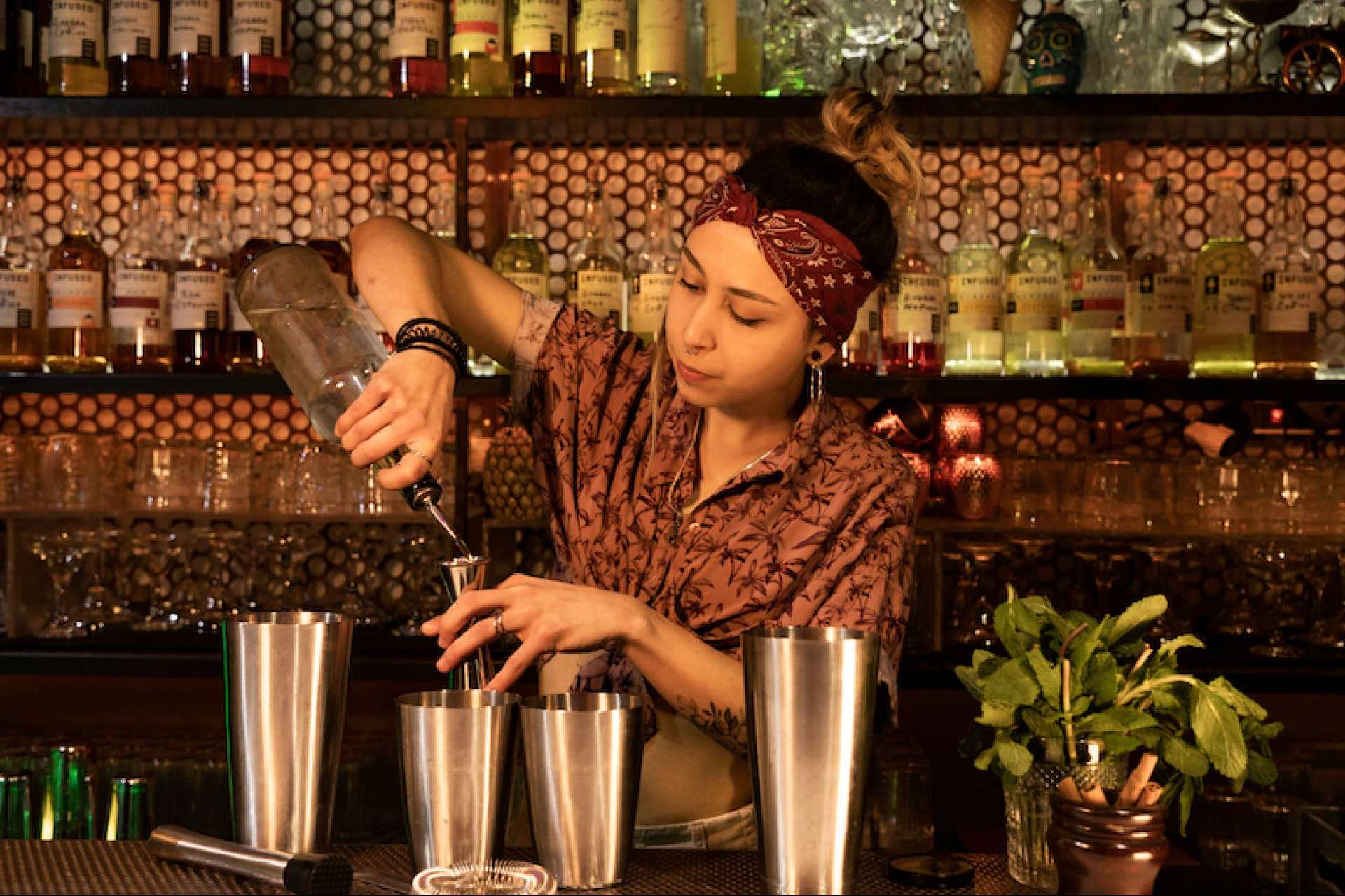 ESCOM y su curso de Bartender profesional conteribuyen al incremento de Barmaids