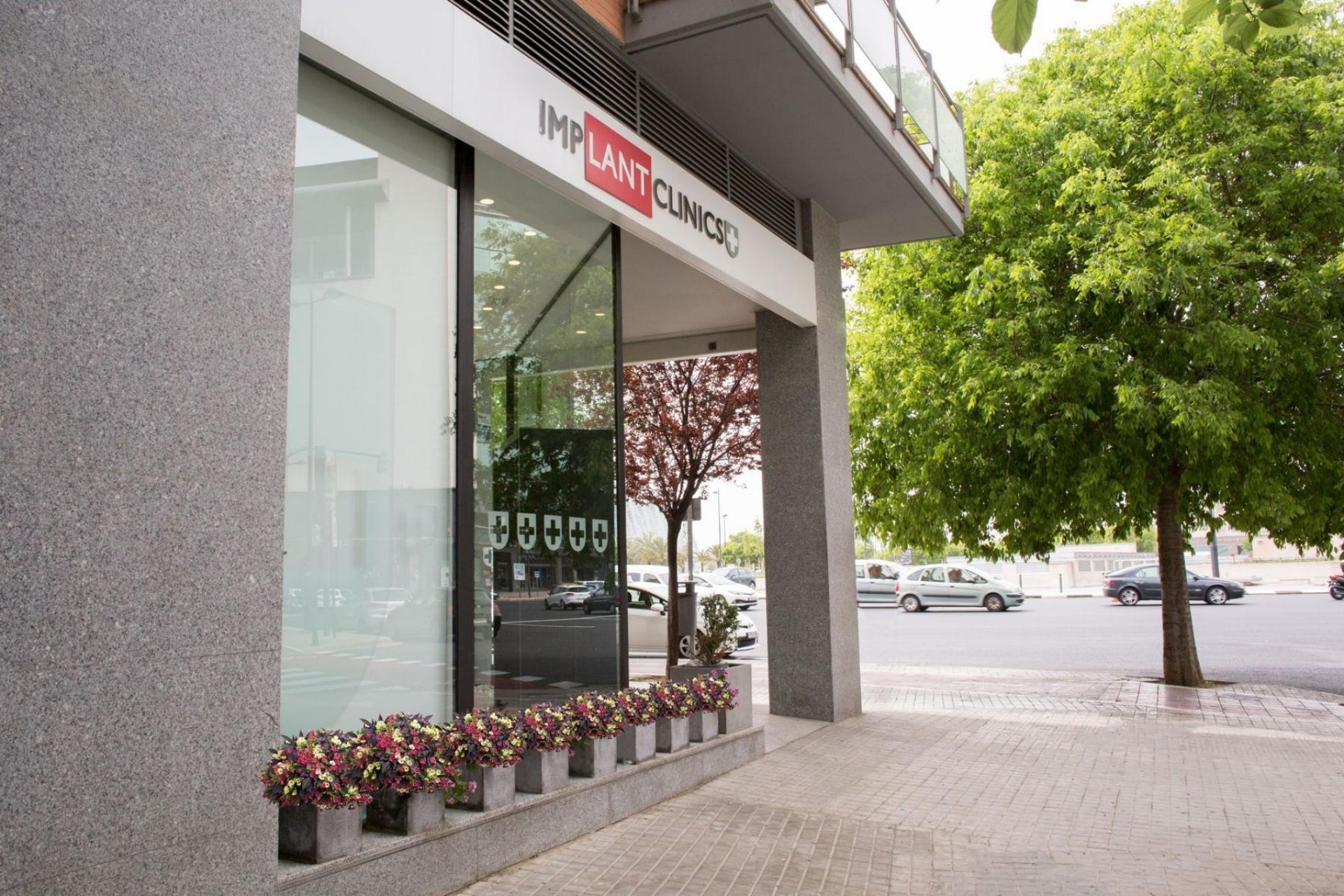 Implant Clinics es una clínica dental en Valencia que realiza las técnicas más avanzadas del sector bucodental
