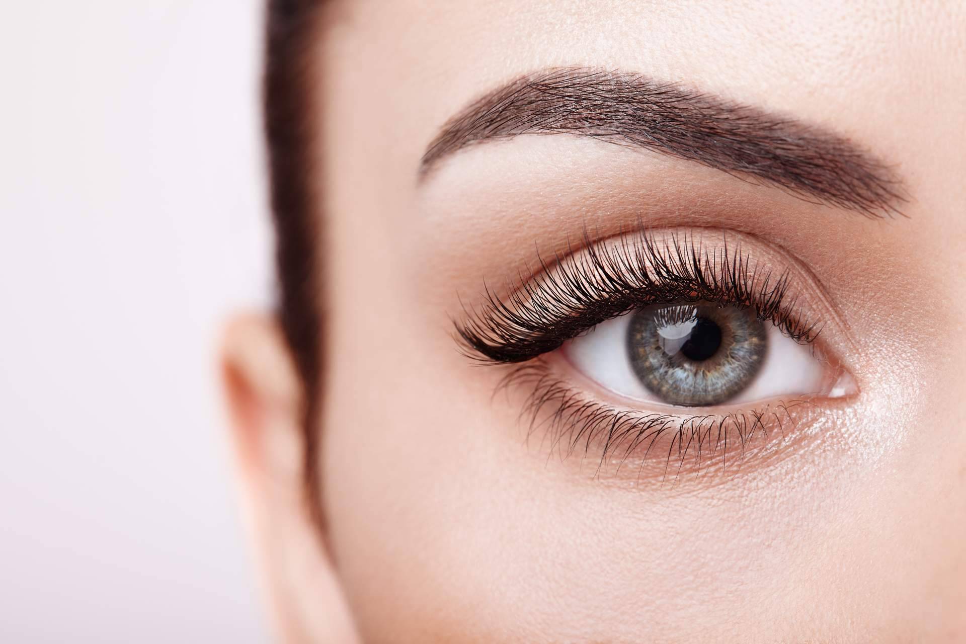 ¿Cómo aumentar el crecimiento de cejas y pestañas?: el sérum disponible en Farmacia Laura Garín