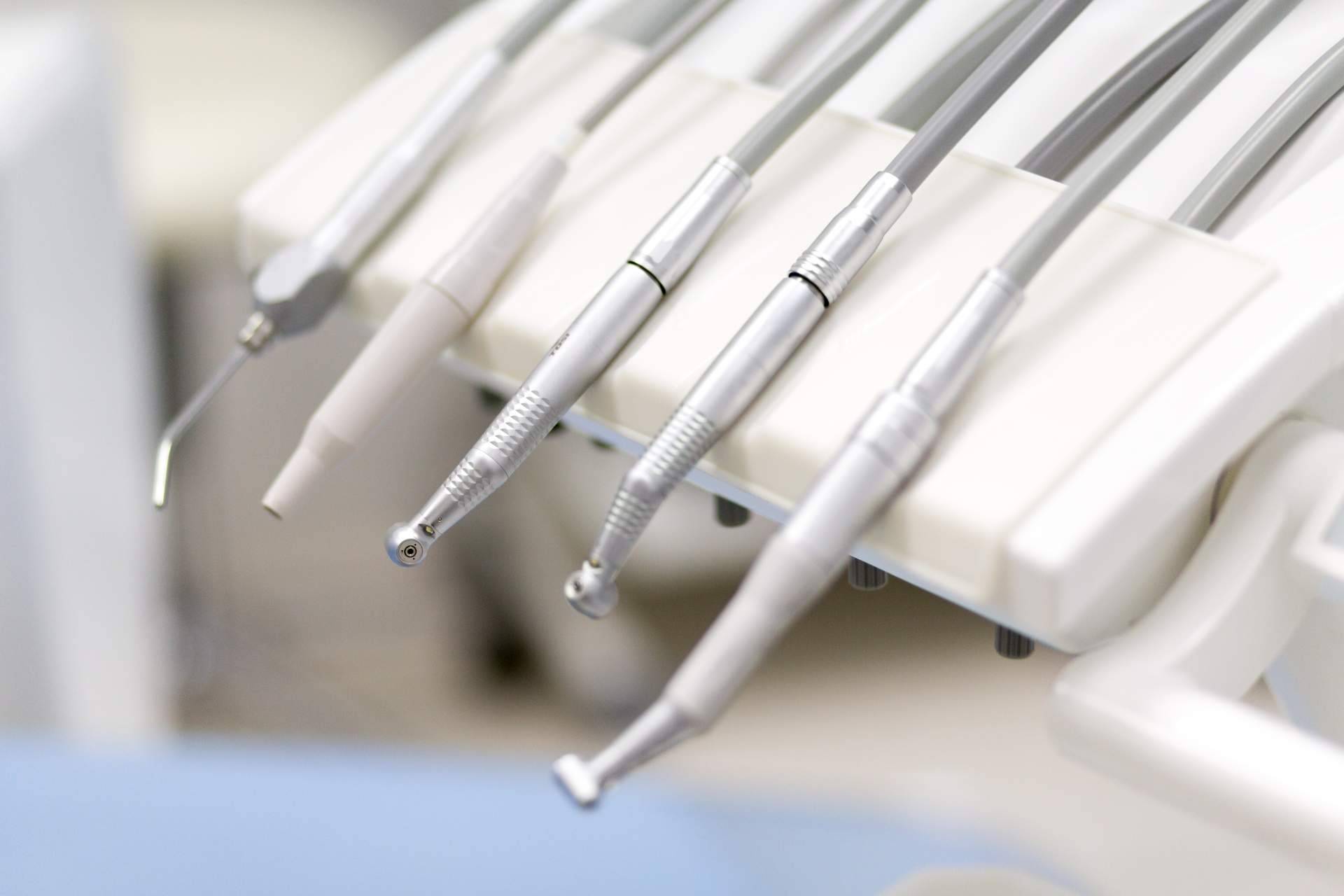 Las turbinas y contra ángulos dentales de alta y baja velocidad que ofrece Star Dent
