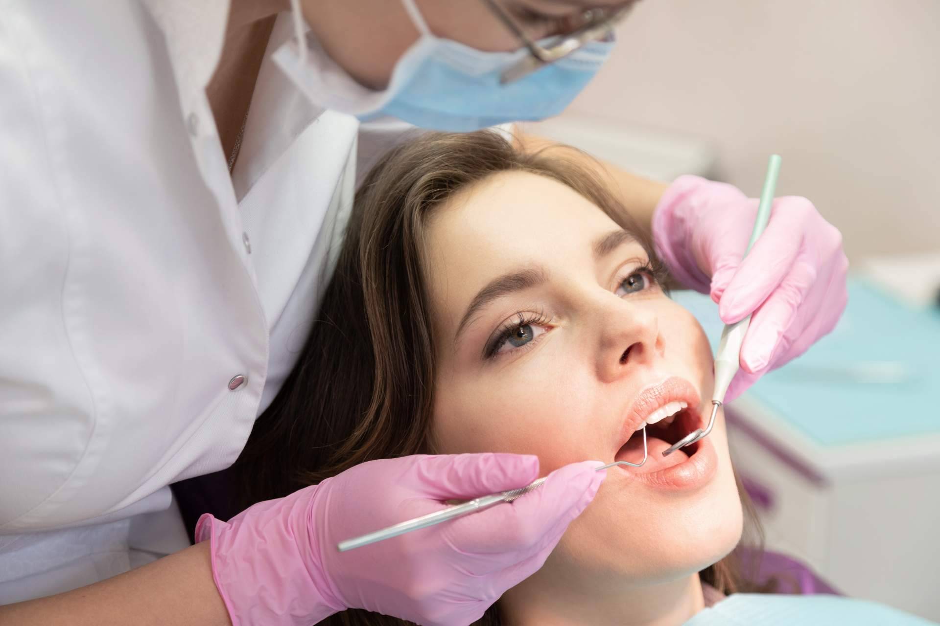 Tecnología y profesionalidad en odontología estética en Sevilla con los profesionales de Clínicas Dental Bell