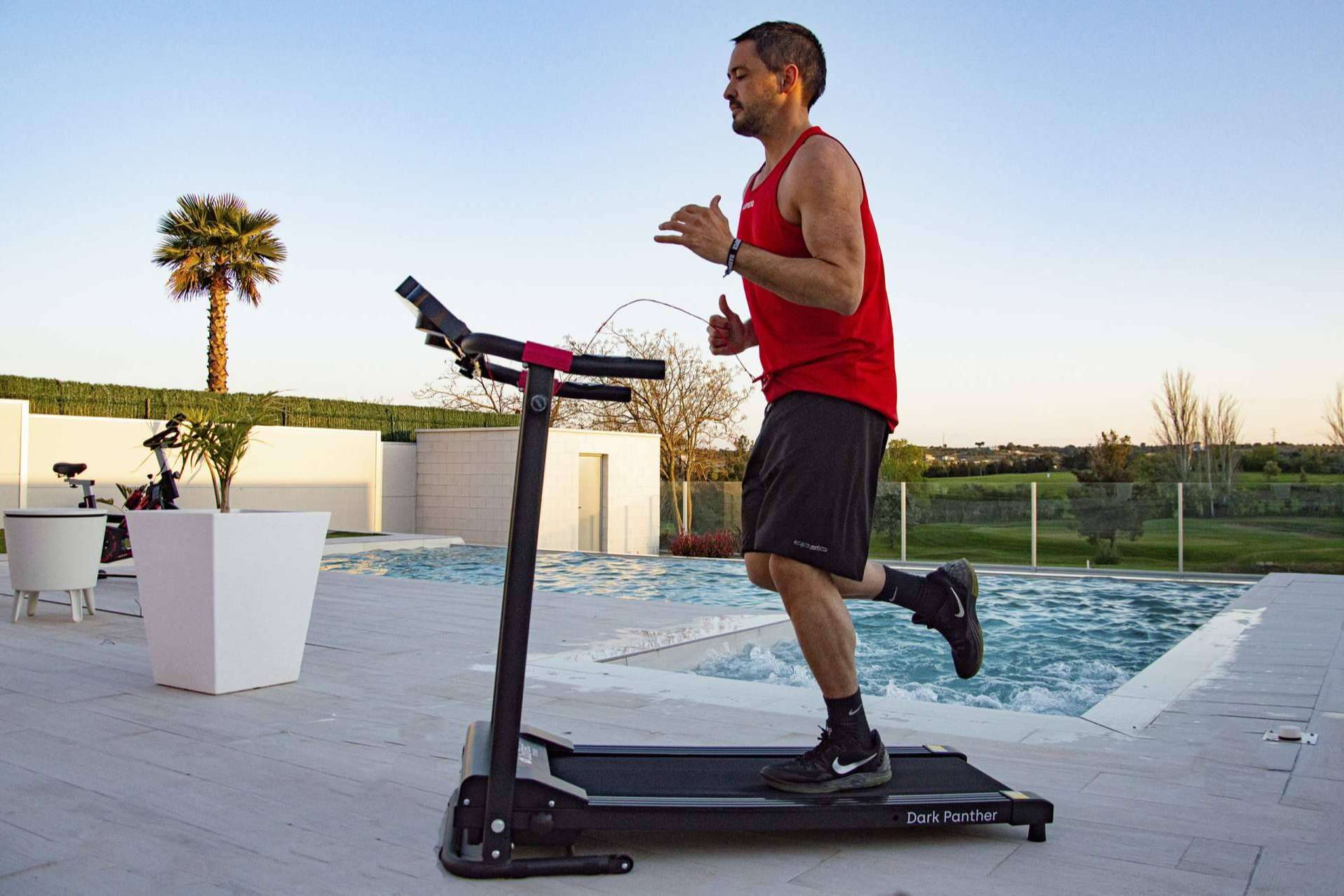 Jolitec dispone de un amplio stock de cintas de correr y bicicletas de spinning para entrenar en casa