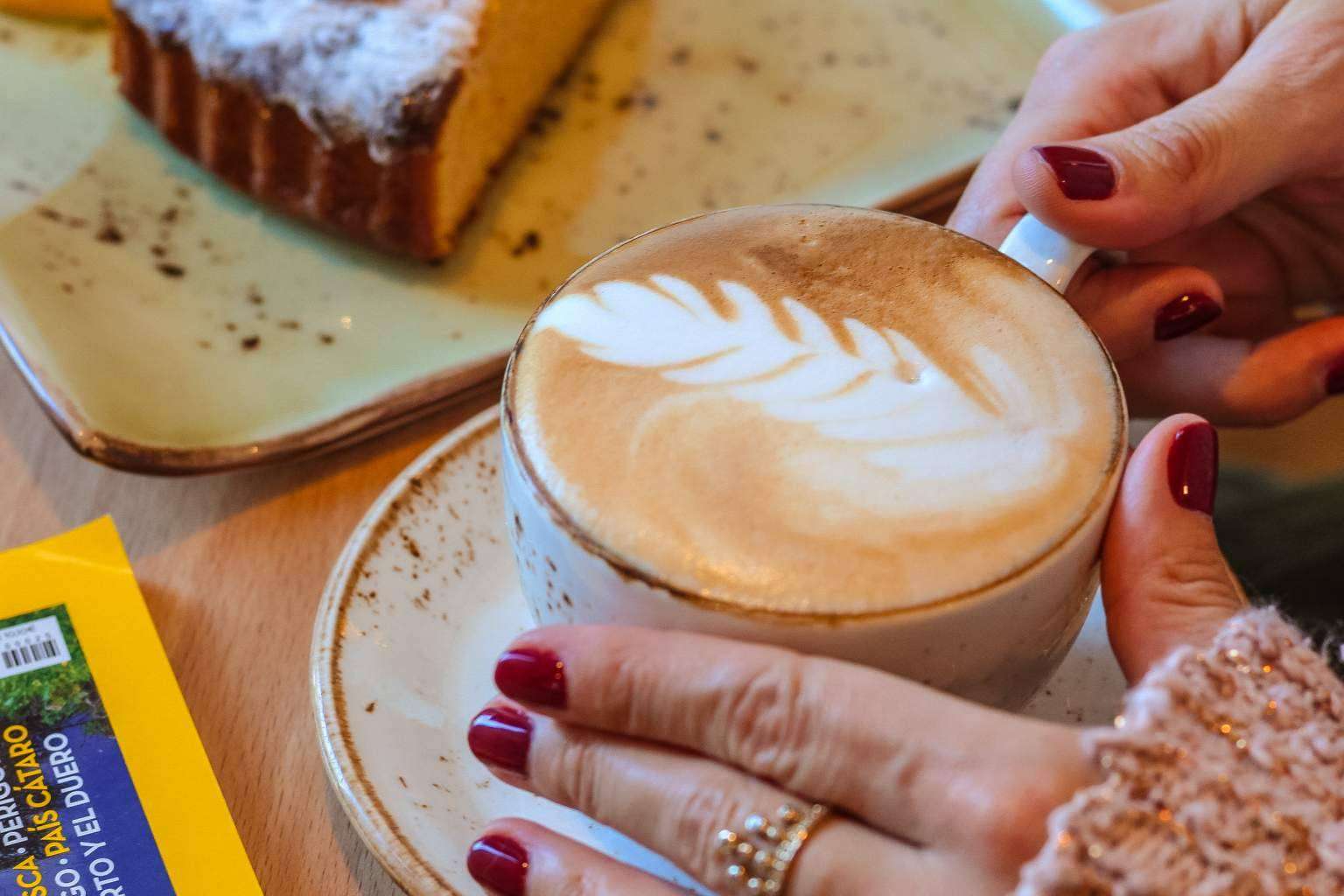 Cerca de los museos de Madrid, Patio Vertical destaca por sus desayunos y café