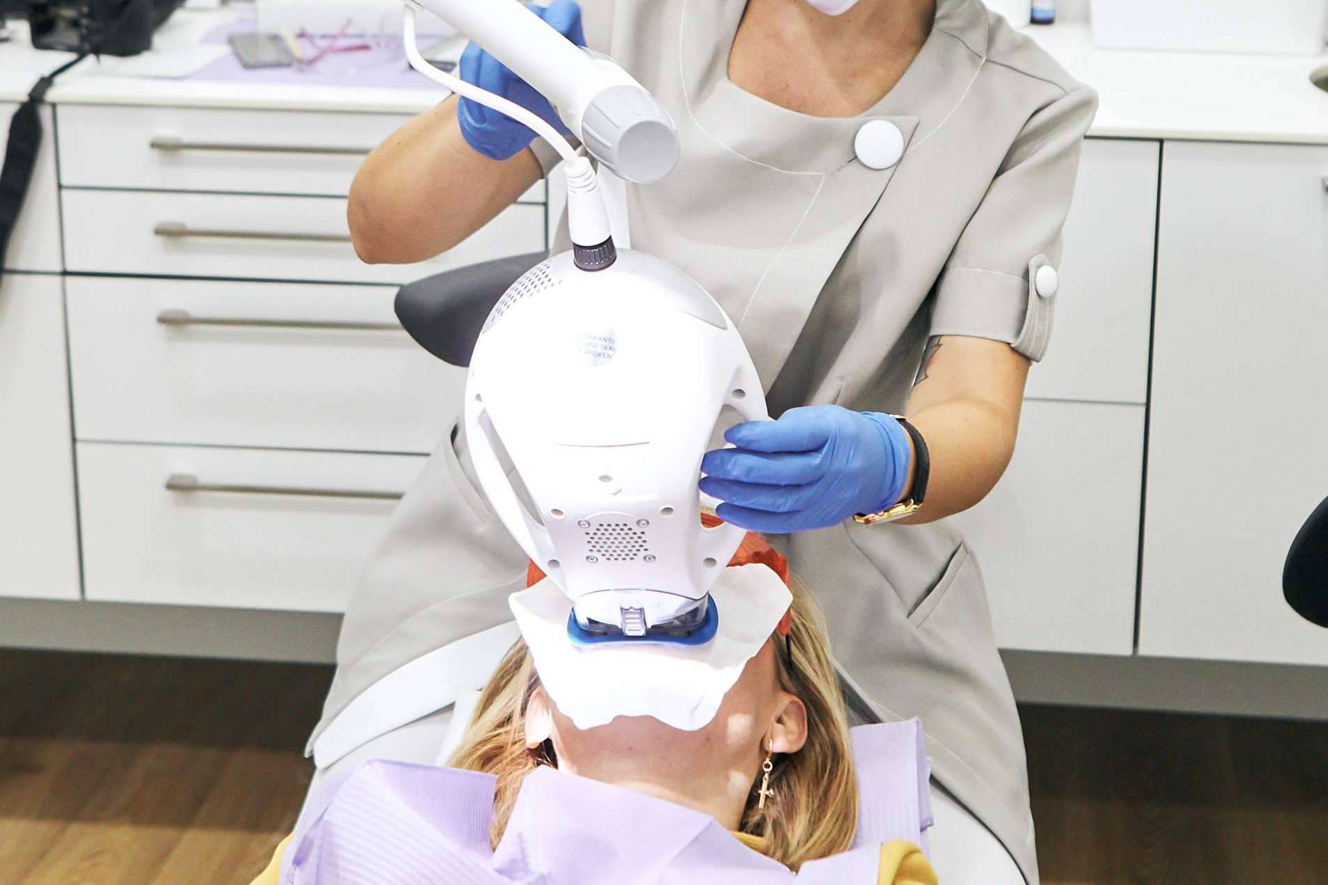 Descubriendo el blanqueamiento dental 8 tonos más blancos en 45 minutos