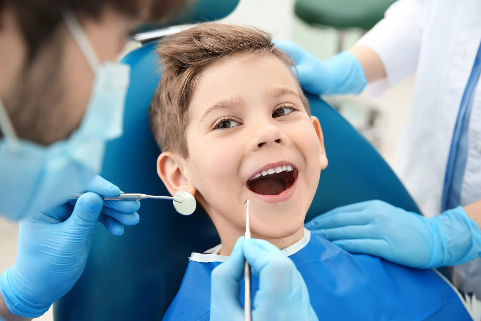 Tratar las distintas enfermedades bucodentales desde la infancia para evitar problemas graves en un futuro, el consejo de especialistas como los de Artydents