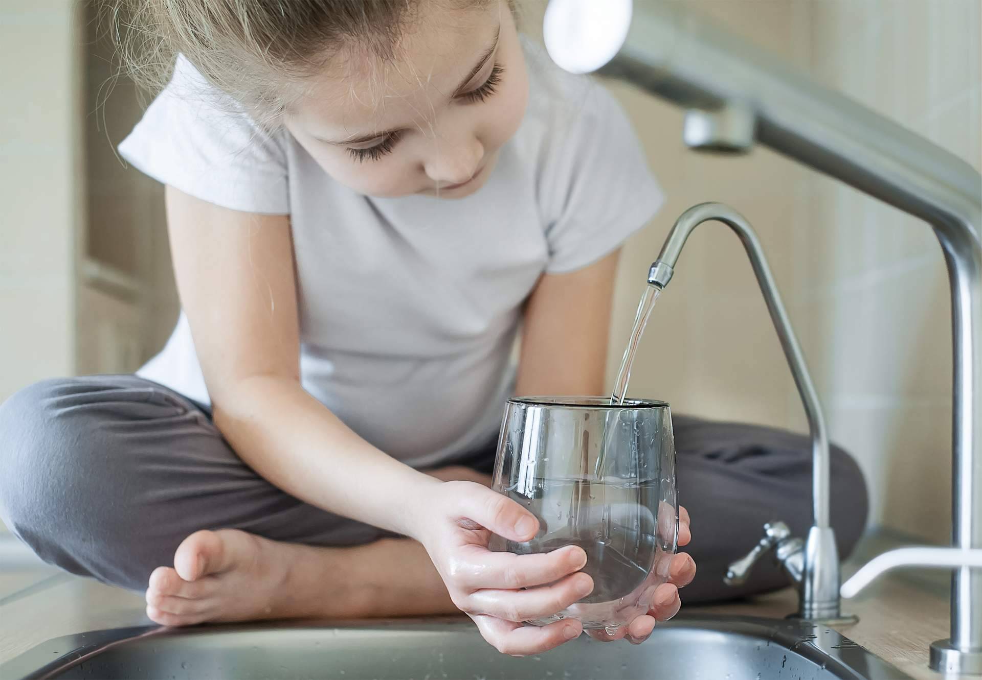 Los beneficios de beber agua de calidad y el agua osmotizada, por Atrium Salud