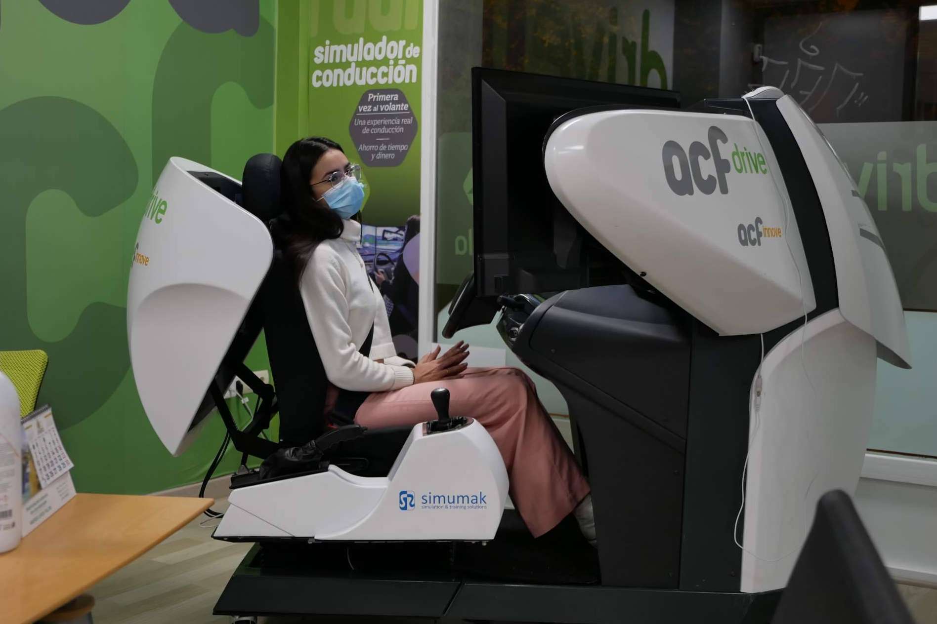 La autoescuela con primeros aprobados en España formados al 50 % con simulador de coche