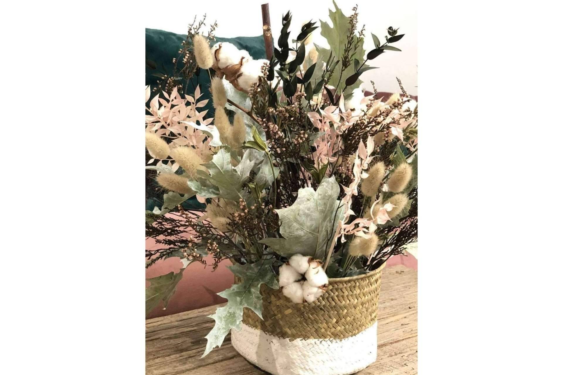 Una bonita forma de decorar un hogar es utilizando ramos de flores secas