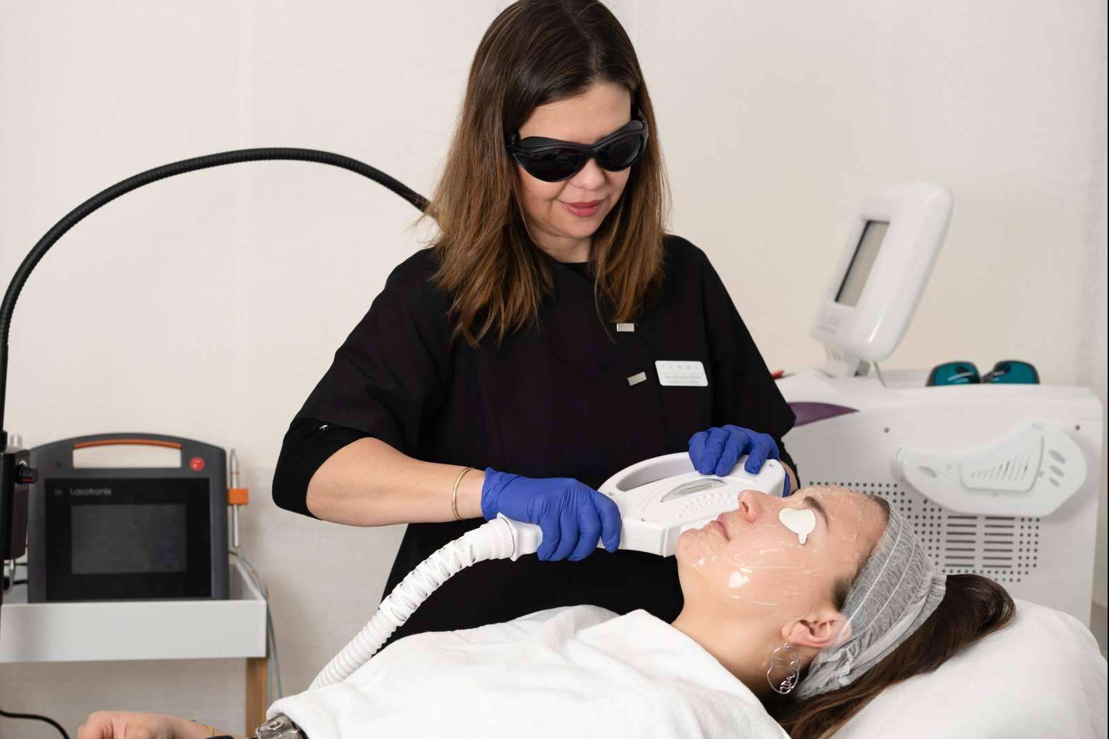 Clínica Femme ofrece el tratamiento de luz pulsada para eliminar las manchas solares de la cara, cuello y escote