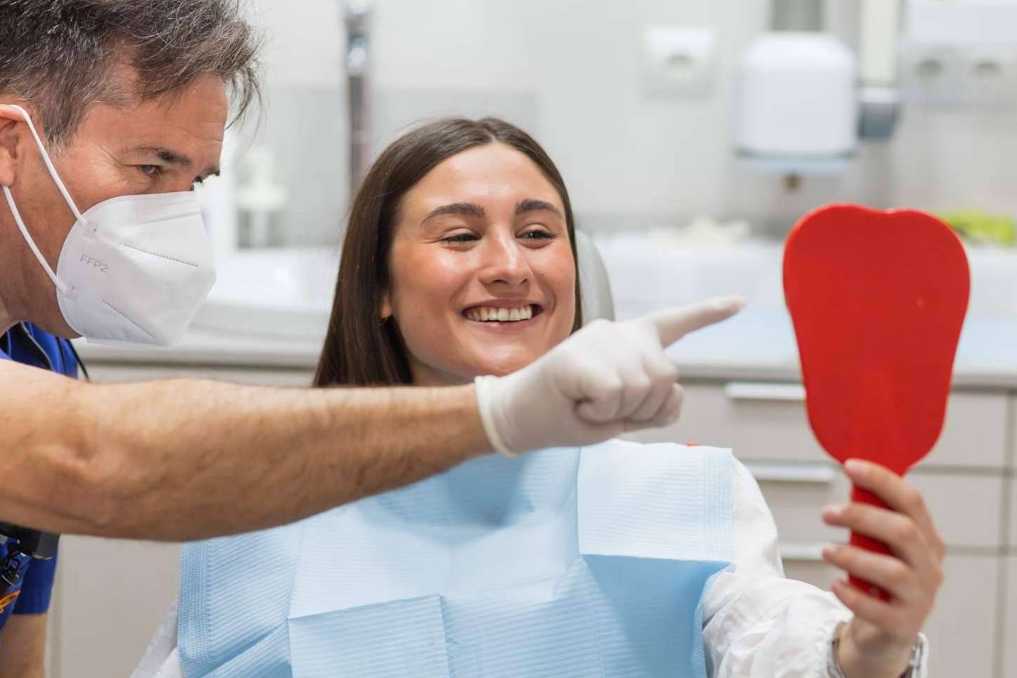 Someterse al procedimiento de implantes dentales en Dental Roca
