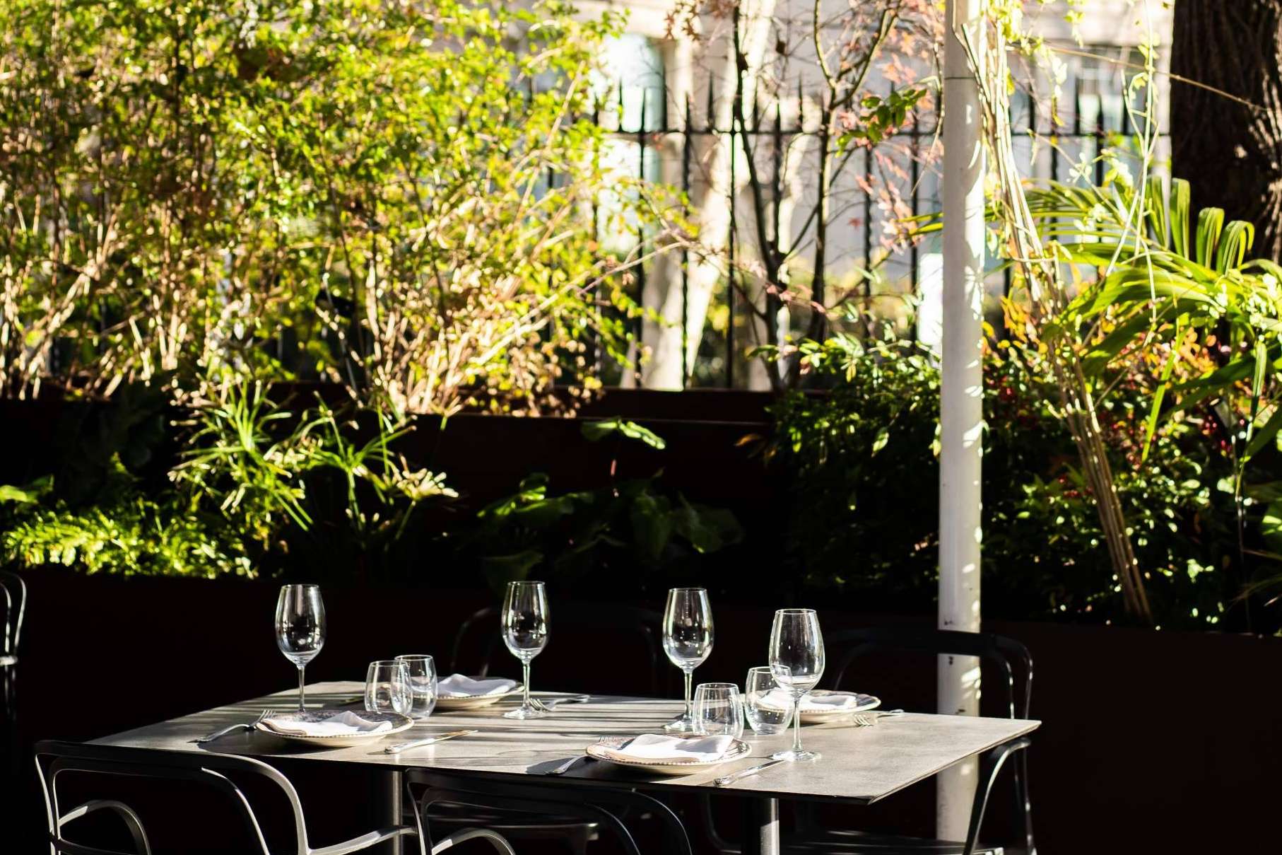 Disfrutar de la gastronomía castellana en jardines y terrazas únicas de la mano de Asador de Aranda