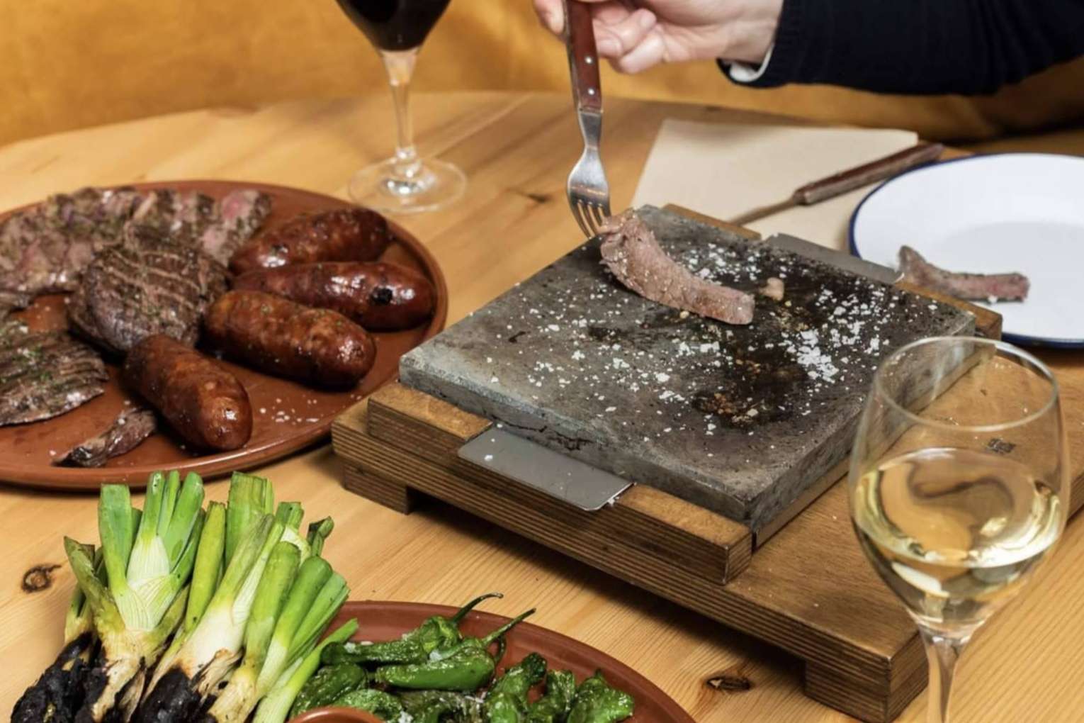 La cocina y el ambiente de Tío Joe conquista a los clientes de este restaurante con música en vivo de Barcelona