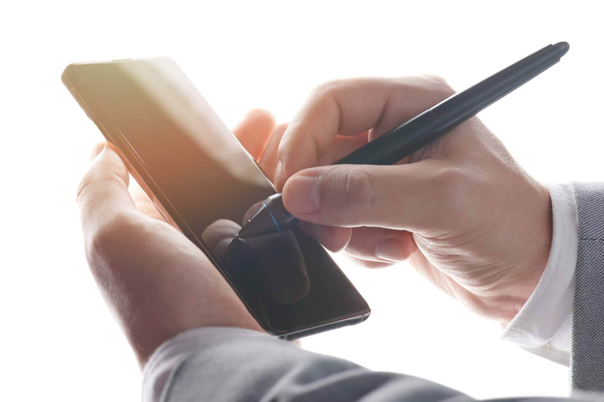 Las ventajas y los usos de utilizar la aplicación SIGNply  para firmar online en empresas