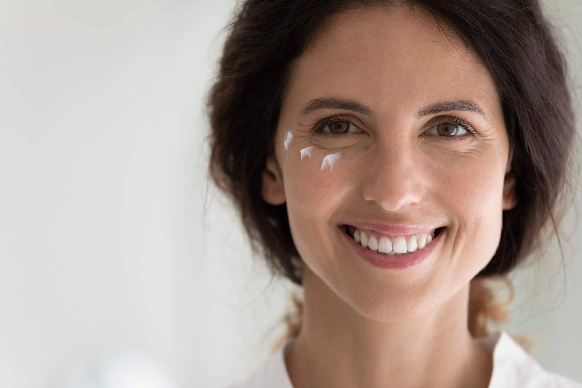 NaturalKirei dispone de un contorno de ojos natural para tratar las bolsas, ojeras y líneas de expresión