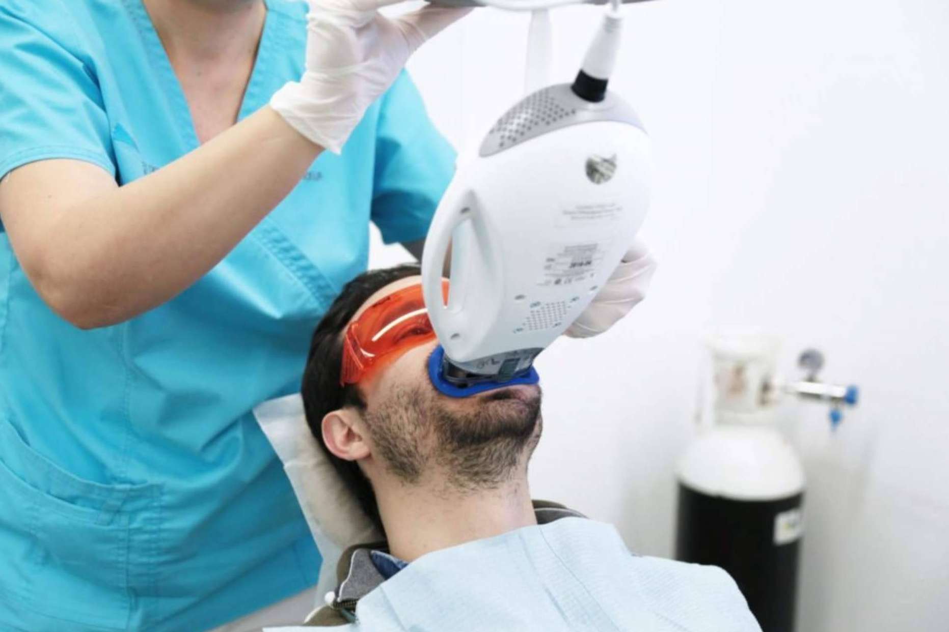 Conseguir una sonrisa hasta 8 tonos más blanca en solo 45 minutos con el blanqueamiento dental con luz LED