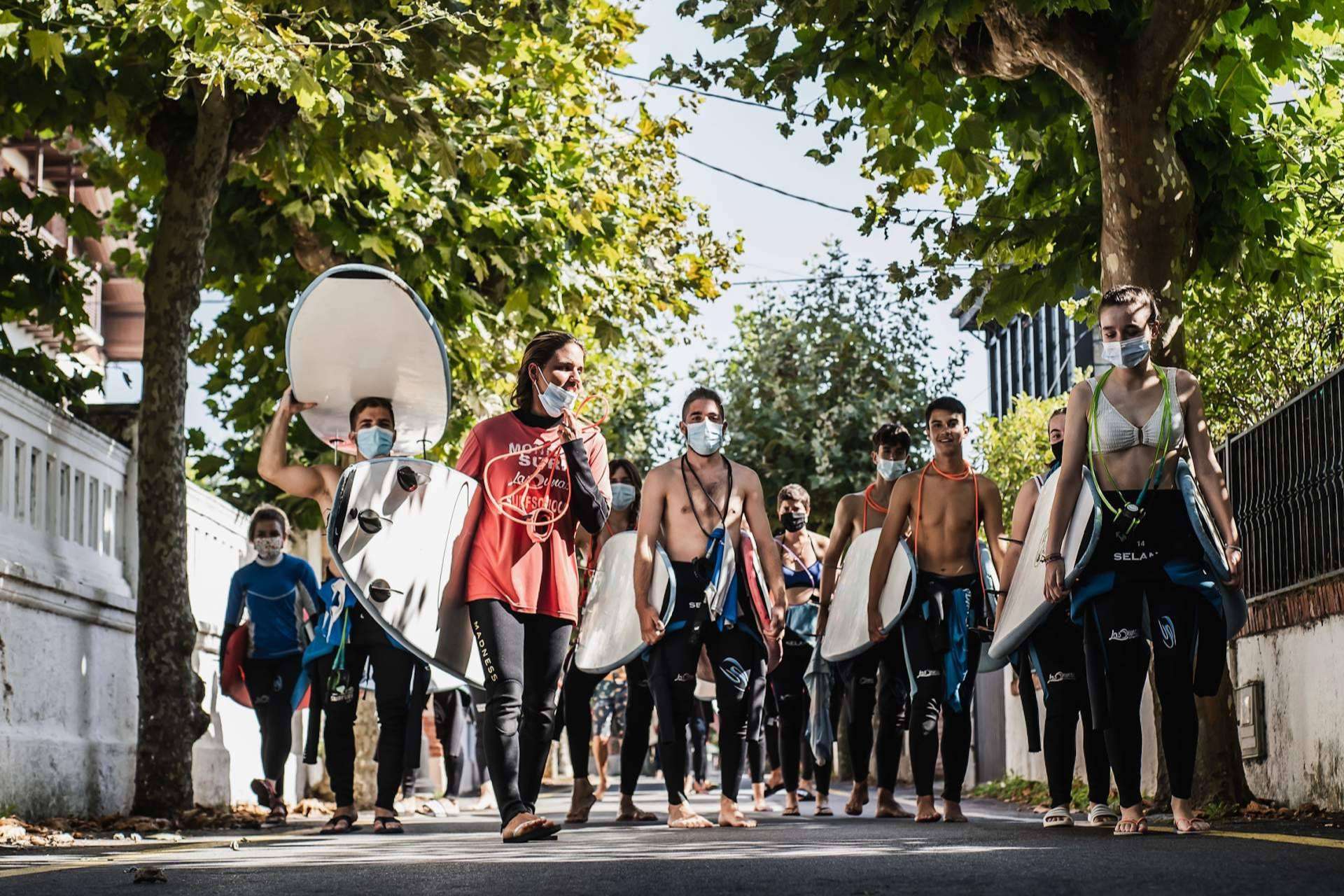 La gran afluencia durante el verano para hacer surf en Salinas de Surfistas, por la escuela Family Surfers - Surfcamp Las Dunas