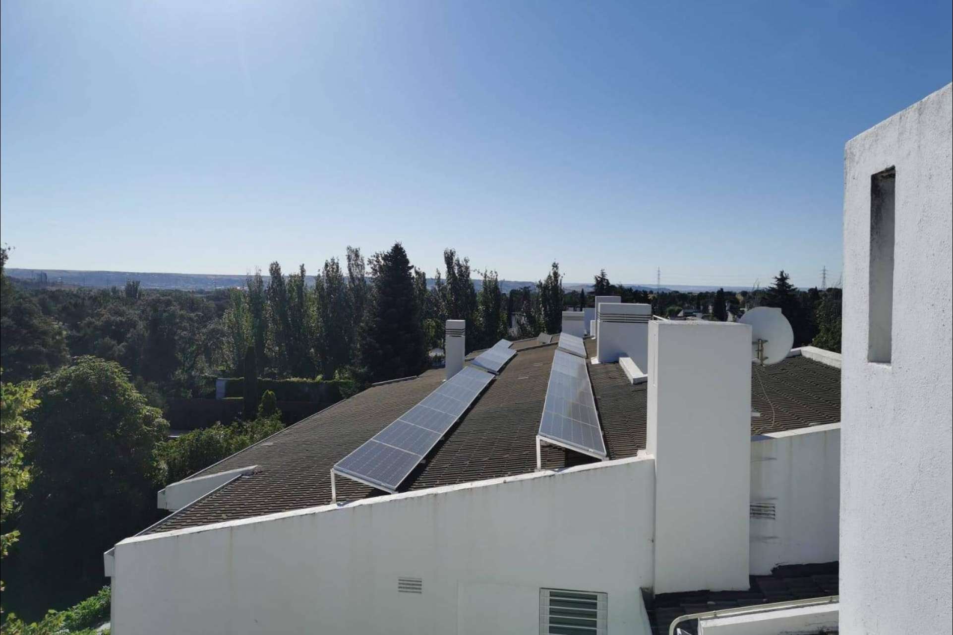 Enchufarse al sol para olvidarse de la subida de la luz