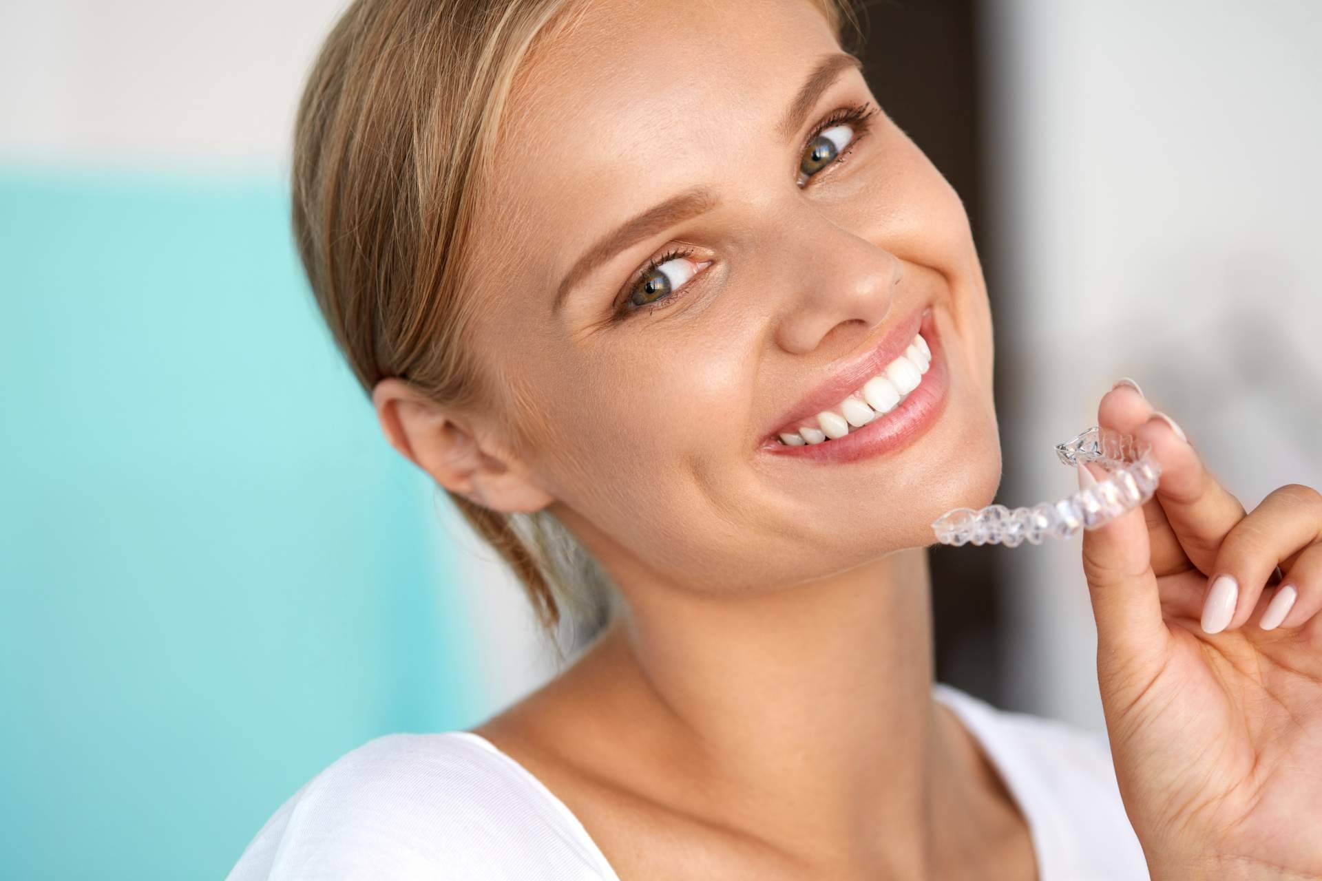 Clínicas Dental Bell, en Sevilla, ayudan a corregir la sonrisa de forma estética con Invisalign