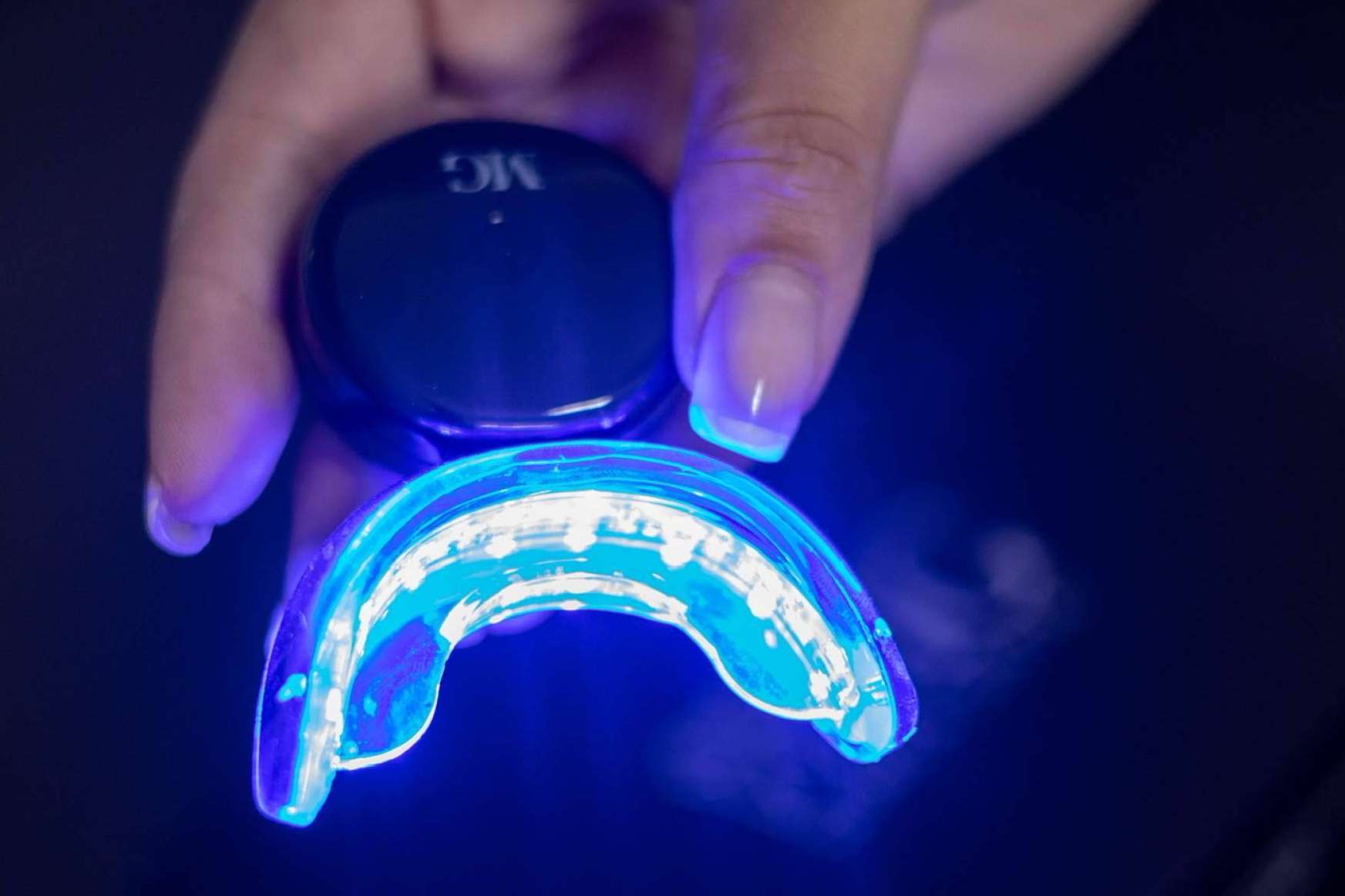 Tratamiento de blanqueamiento dental LED con la Clínica MG Dental & Estética Facial
